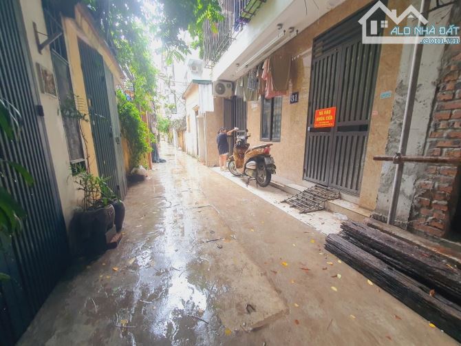 PHÂN LÔ, 2 THOÁNG TRƯỚC SAU - NGÕ THÔNG TỨ TUNG - VÀI BƯỚC CHÂN RA Ô TÔ - NHÀ DÂN XÂY - 1