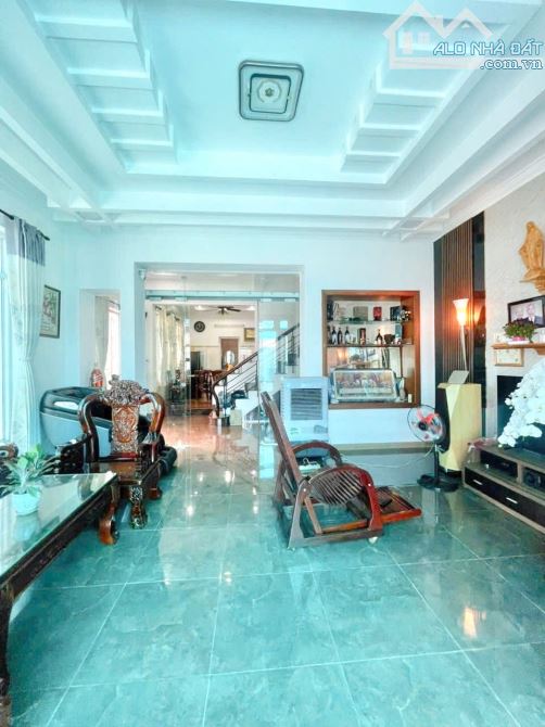 Bán Biệt Thự Mặt Tiền Q12-240 M2( 12 x 20)- 3Tầng - Đường nhựa 10M- Chỉ14,99 Tỷ. - 1