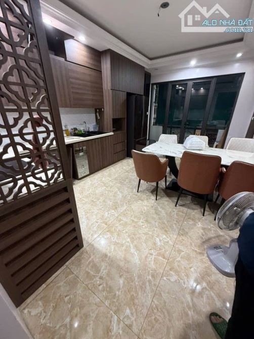 BÁN NHÀ PHÂN LÔ HOÀNG VĂN THÁI. NHÀ 6 TẦNG MT 4 M . GIÁ 19,5 TỶ . THANG MÁY - 1