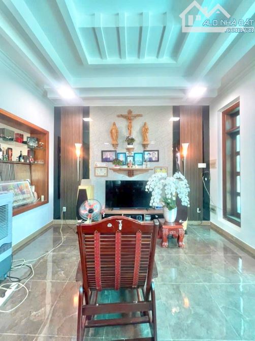 Bán Biệt Thự Mặt Tiền Q12-240 M2( 12 x 20)- 3Tầng - Đường nhựa 10M- Chỉ14,99 Tỷ. - 14