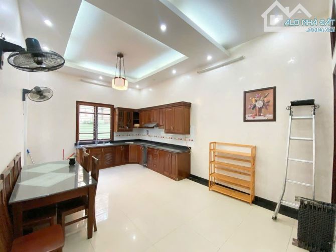 Bán biệt thự đường Văn Cao bên phía Lạch Tray, dt 267m2, ngang 22m, nhà 3 tầng có thang má - 2