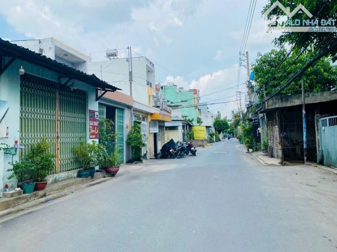 Bán Biệt Thự Mặt Tiền Q12-240 M2( 12 x 20)- 3Tầng - Đường nhựa 10M- Chỉ14,99 Tỷ. - 2