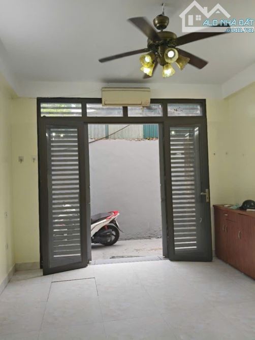 BÁN NHÀ THẠCH BÀN 36M NHỈNH 5 TỶ GẦN Ô TÔ - 2