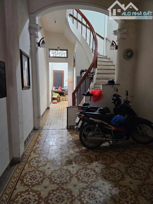 Vị trí ngõ 1194 Đường Láng đẹp, ngõ ô tô DT 41m2 4 tầng mặt tiền 3.2m Giá 12.5 tỷ - 2