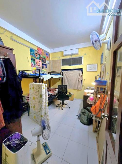 PHÂN LÔ, 2 THOÁNG TRƯỚC SAU - NGÕ THÔNG TỨ TUNG - VÀI BƯỚC CHÂN RA Ô TÔ - NHÀ DÂN XÂY - 3