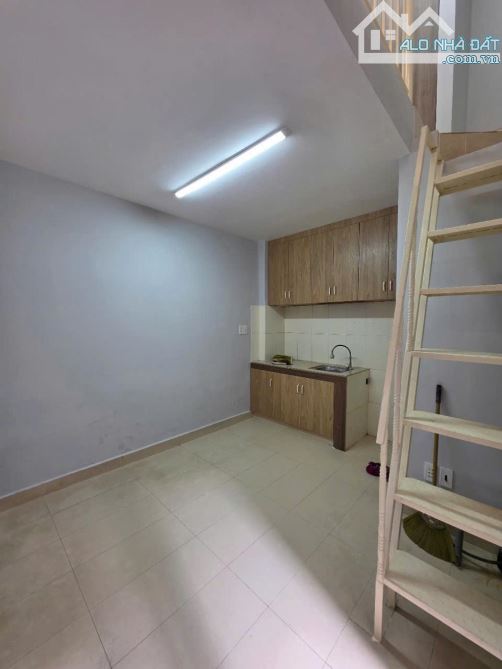 TRUNG TÂM Q11 - HƠN 2 TỈ - NHÀ 3 TẦNG - GẦN MẶT TIỀN - SỔ HỒNG RIÊNG - 2PN - DTSD 30M2 - 3