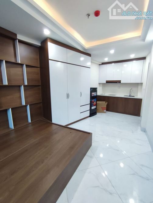 Tổng 11 phòng cho thuê - 50m2 - 2 mặt ngõ - 7 tầng thang máy cách phố Cự Lộc 30m - 11 tỷ - 3