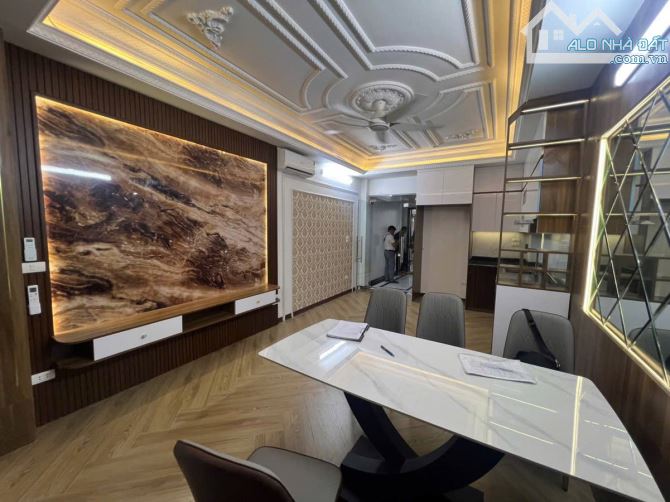 Bán nhà phân lô, gara ô tô, thang máy xịn Hoàng Văn Thái DT: 53m2 x 6 tầng chào giá: 17 tỷ - 4
