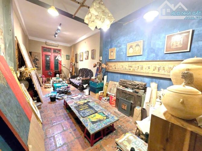 PHÂN LÔ, 2 THOÁNG TRƯỚC SAU - NGÕ THÔNG TỨ TUNG - VÀI BƯỚC CHÂN RA Ô TÔ - NHÀ DÂN XÂY - 4