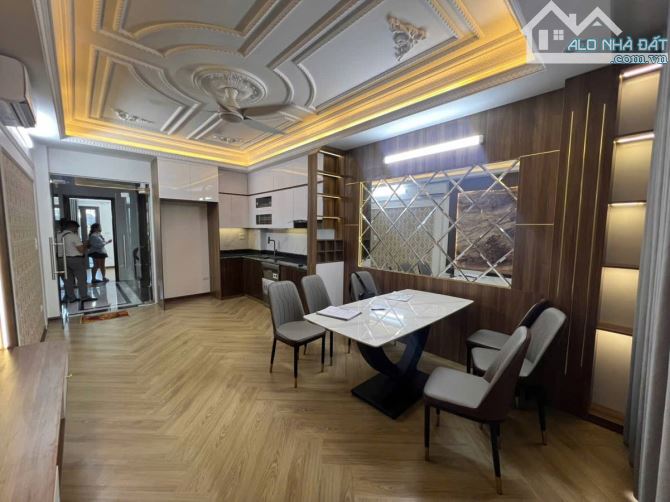 Bán nhà phân lô, gara ô tô, thang máy xịn Hoàng Văn Thái DT: 53m2 x 6 tầng chào giá: 17 tỷ - 5
