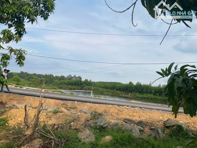 bán lô đât vườn 2085m2 đất có 8m mặt tiền đường nhựa rộng 8m,cách qlo 20 khoảng 2km,giá re - 5