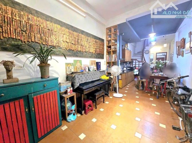 PHÂN LÔ, 2 THOÁNG TRƯỚC SAU - NGÕ THÔNG TỨ TUNG - VÀI BƯỚC CHÂN RA Ô TÔ - NHÀ DÂN XÂY - 5
