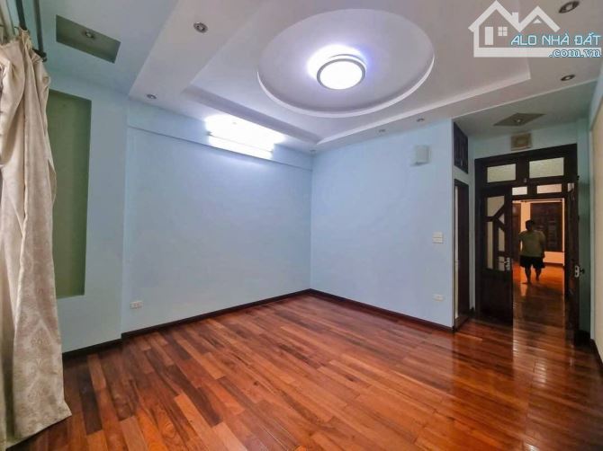 Nhà đẹp ở ngay Hoàng Quốc VIệt Cầu Giấy. Sổ vuông 59m, 5 tầng MT4m4 Giá 23 tỷ Ngõ 2 ô tô t - 6