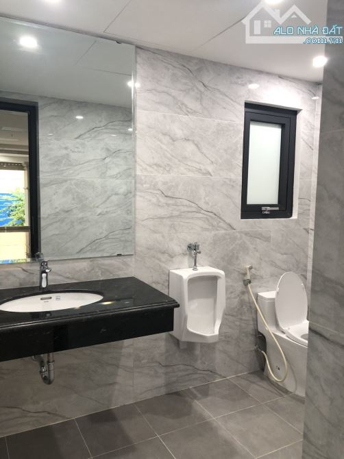 Cho thuê mặt phố Trần Phú – Hà Đông .DT : 100 M * 8 Tầng + 1 Hầm.MT : 6 M. Thông sàn - 6