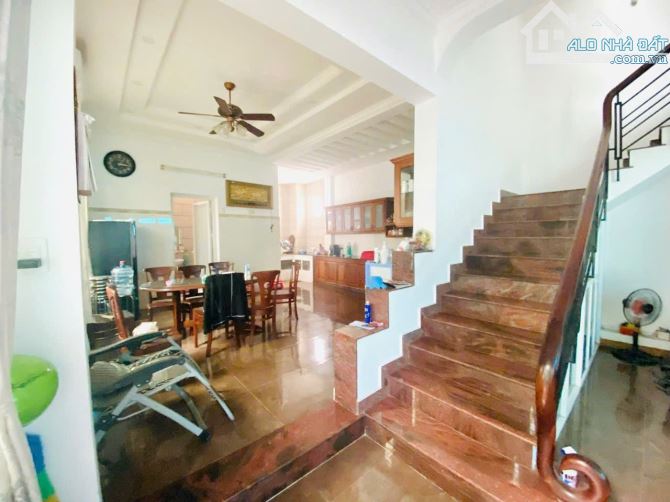 Bán Biệt Thự Mặt Tiền Q12-240 M2( 12 x 20)- 3Tầng - Đường nhựa 10M- Chỉ14,99 Tỷ. - 6
