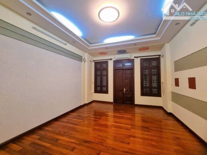 Nhà đẹp ở ngay Hoàng Quốc VIệt Cầu Giấy. Sổ vuông 59m, 5 tầng MT4m4 Giá 23 tỷ Ngõ 2 ô tô t - 7
