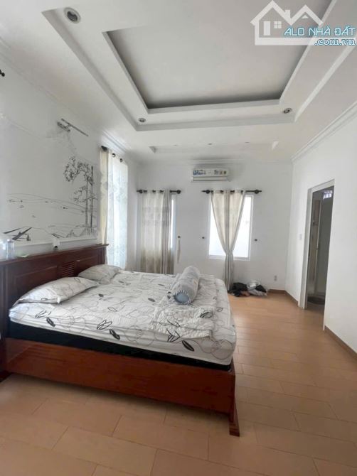 Bán Biệt Thự Mặt Tiền Q12-240 M2( 12 x 20)- 3Tầng - Đường nhựa 10M- Chỉ14,99 Tỷ. - 9