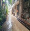 PHÂN LÔ, 2 THOÁNG TRƯỚC SAU - NGÕ THÔNG TỨ TUNG - VÀI BƯỚC CHÂN RA Ô TÔ - NHÀ DÂN XÂY