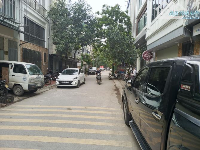 Bán nhà 60m2, phân lô bàn cờ, vỉa hè ô tô dừng đỗ vào nhà-ĐỀN LỪ