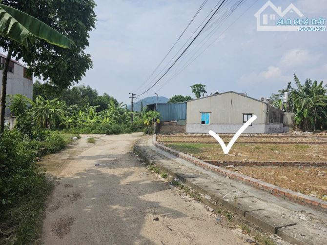 Mở bán 83 m dg trục chính liên thôn Lh e để bt tt xem đất và chốt cọc