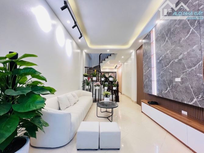 NHÀ ĐẸP ĐƯỜNG HOÀNG MAI. 56M2 - 5 TẦNG. LÔ GÓC 3 THOÁNG. 50M RA Ô TÔ. GIÁ 9,3 TỶ