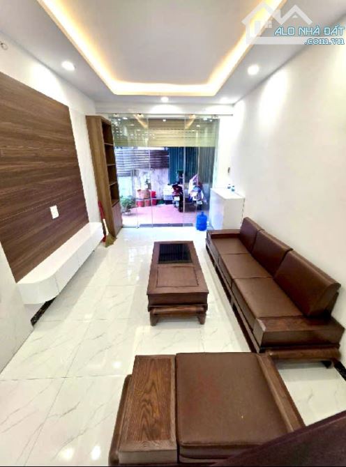 BÁN NHÀ LONG BIÊN - 40M² x 4 TẦNG - FULL NỘI THẤT - Ô TÔ ĐỖ CỬA - CHỈ 5.X TỶ