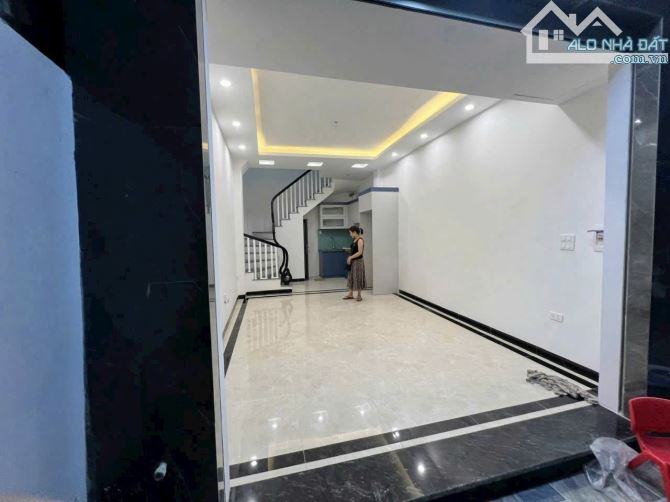 5,2 tỷ có  nhà 5 tầng Thạch Bàn LB,.dt 30,2m- mt 3m71- hậu 3m72, có sân để xe, đầu ngõ là