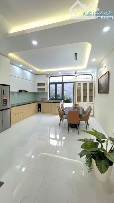Siêu Phẩm Nhà Đẹp Thang Máy, 90m², 4 Tầng, Mặt Tiền Đường D, Quận 7, Chỉ Nhỉnh 14 Tỷ