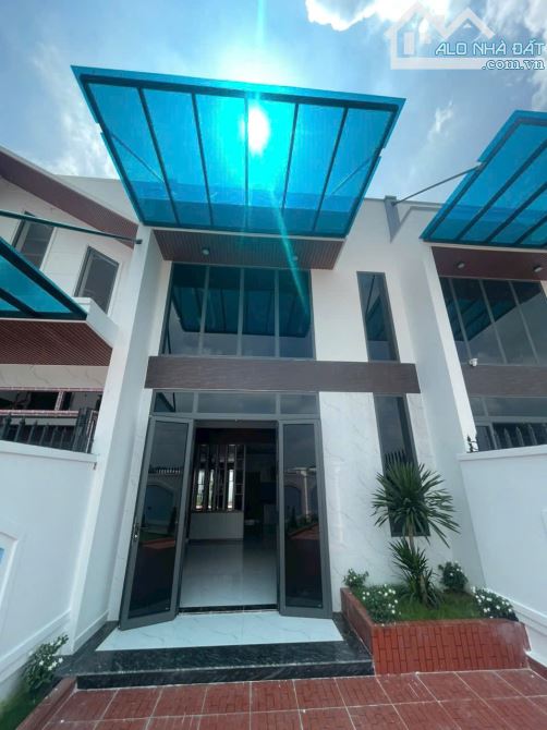 BÁN CĂN VILLA SÂN VƯỜN 5MX43.7M NGAY KCN CẦU TRÀM