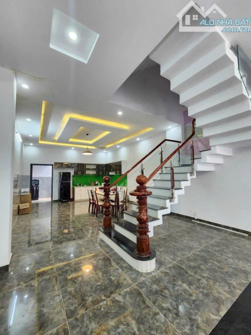 bán nhà gấp sổ riêng đã hoàn công 1T2L 3WC 3PN giá chạm đáy