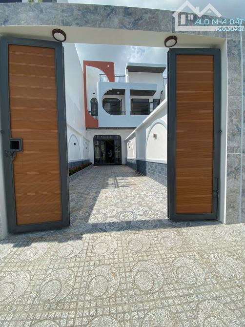 BÁN CĂN SÂN VƯỜN TRƯỚC SAU 4mx66m FULL THỔ