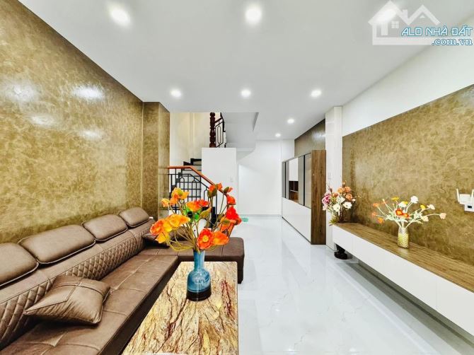 Chốt ngay căn nhà đẹp 50.4m2 ngay Bến Vân Đồn, Quận 4. Giá: 3 Tỷ 120. SHR, hẻm ô tô thông