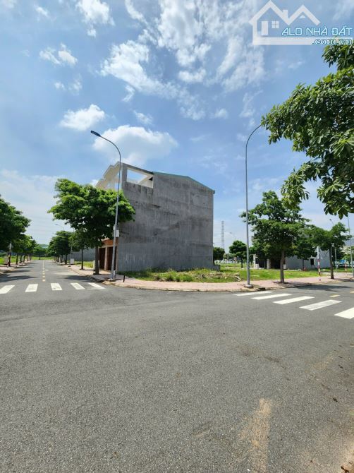 Bán lô góc 5.5x15m, đường D2 KDC Lê Phong Thuận Giao gần chợ 185