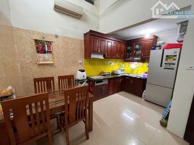 BÁN NHÀ CẦU GIẤY 40M  5T NGÕ RỘNG THÔNG THOÁNG NHỈNH 8 TỶ