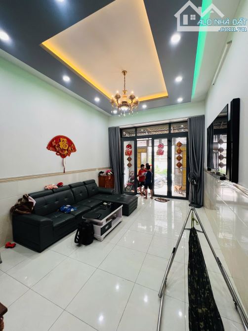 🌷 NHÀ ĐẸP TẶNG FULL NỘI THẤT ( 63m2 . 4 tầng ) Hẻm xe tải ...ngay bệnh viện Bình Tân . Gi