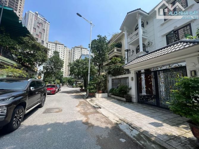 Bán biệt thự song lập BT9 KĐTM Văn Khê diện tích 170m2x3T MT 10m thang máy giá 41.9 tỷ