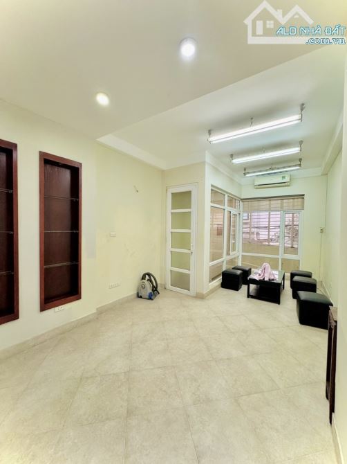 Bán nhà 5 tầng ngõ rộng phố Nguyễn Thái Học, gần Văn Miếu Quốc Tử Giám