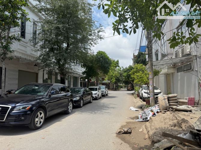 Bán đất tặng nhà 2 tầng ở Văn Cao sát đường 30m Tô Vũ bên ngoài  Vị trí cực đẹp, đường thô