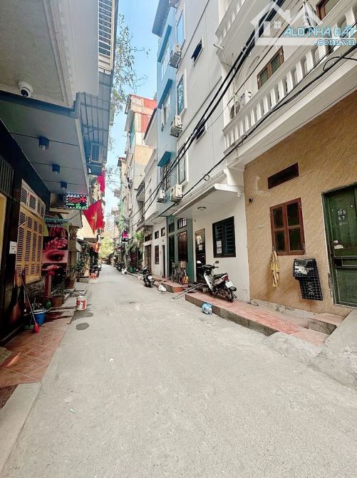 Bán nhà Trần Quốc Hoàn, 42m2, 5T, nhà 2 mặt ngõ đều ôtô tránh vào nhà, KD, hơn 13 tỷ
