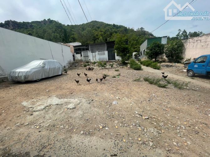 BÁN ĐẤT 3 MẶT TIỀN HẺM NGUYỄN KHUYẾN.DT 210M NGAG HƠN 12M GIÁ 2TY SAU LƯNG BỆNH VIỆN UB