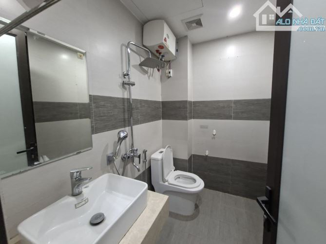BÂN NHÀ BÁT KHỐI .5 TẦNG .3 NGỦ . NHỈNH 6 TỶ