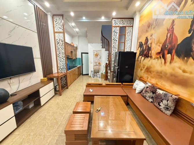 Cần BÁN GẤP nhà Thạch Bàn 5 tầng Đẹp Ô TÔ đỗ cổng chỉ 4Tỷ9.