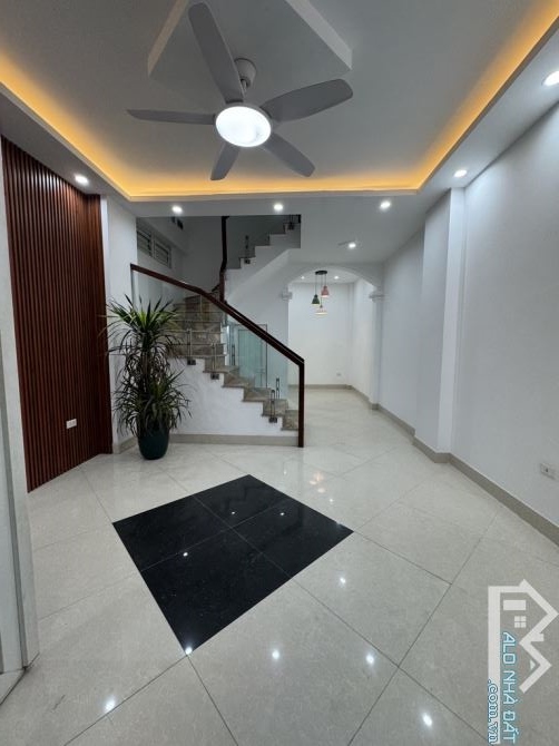 Bán nhà hạt rẻ, dân xây chắc chắn, ô tô cách nhà 50m-Long Biên
