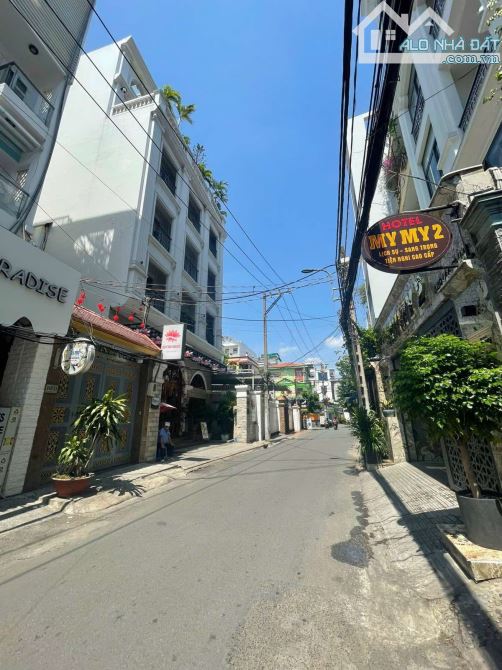 Tòa nhà CHDV đường Sư Vạn Hạnh.Dt: 10x38m. hđ thuê 300tr/tháng