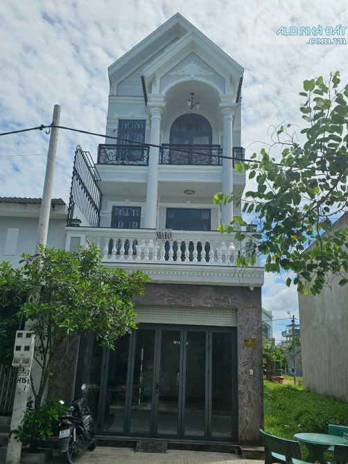 Kẹt tiền Bán gấp nhà 3,3 tỷ. MT Nguyễn văn Bứa,gần cầu lớn Hốc Môn.