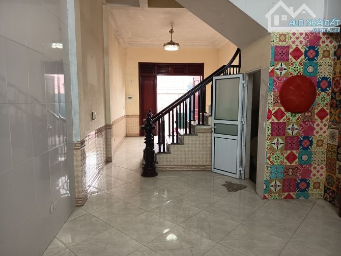 Bán nhà Đức Thượng 50 m2, đường trước nhà ô tô đỗ, kinh doanh được. Nhà dân xây khung bê t