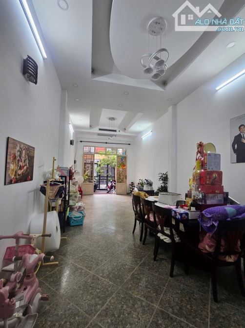 Bán nhà hẻm ô tô Cù Chính Lan, Tân Bình, 102 m2, BTCT 4 tấm,chỉ  14 tỷ, gần sân bay.