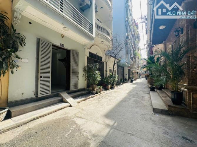 Bán nhà phố Trần Quốc Hoàn, Phân Lô, Ô Tô, 40m2, Giá 13.9 tỷ
