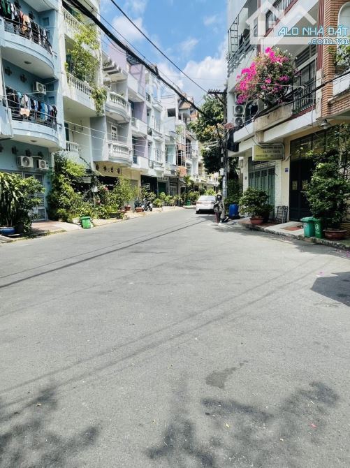 Bán nhà HXH 8m ,trong khu biệt lập có cổng vào ,cách VinCom 300 m đường Quang Trung
