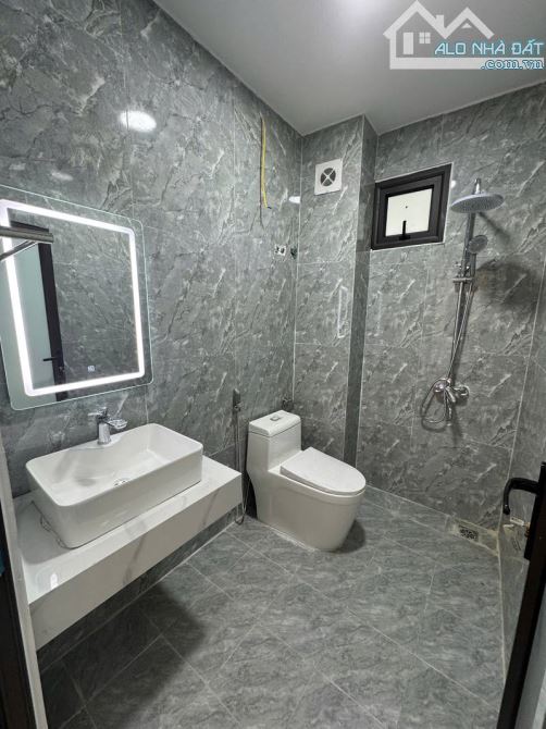 Nhà mới xây- sách valy về ở luôn- vị trí đep 5m ra oto tránh